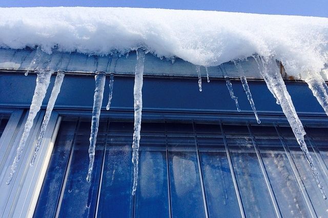 Получить компенсацию при падении снега с крыши в Угличе